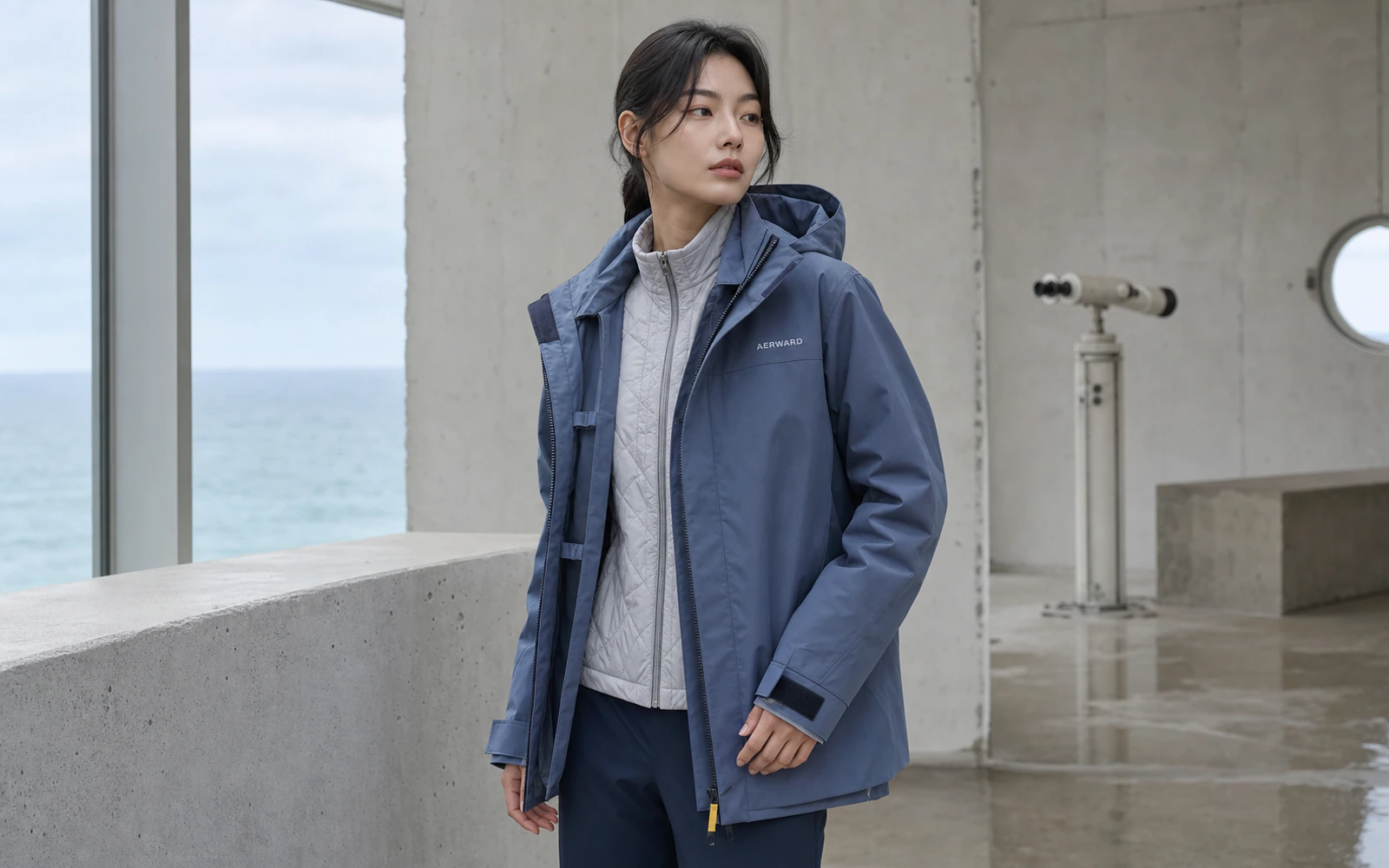 셸 안에 DRIFT LINER를 겹쳐 입은 모델