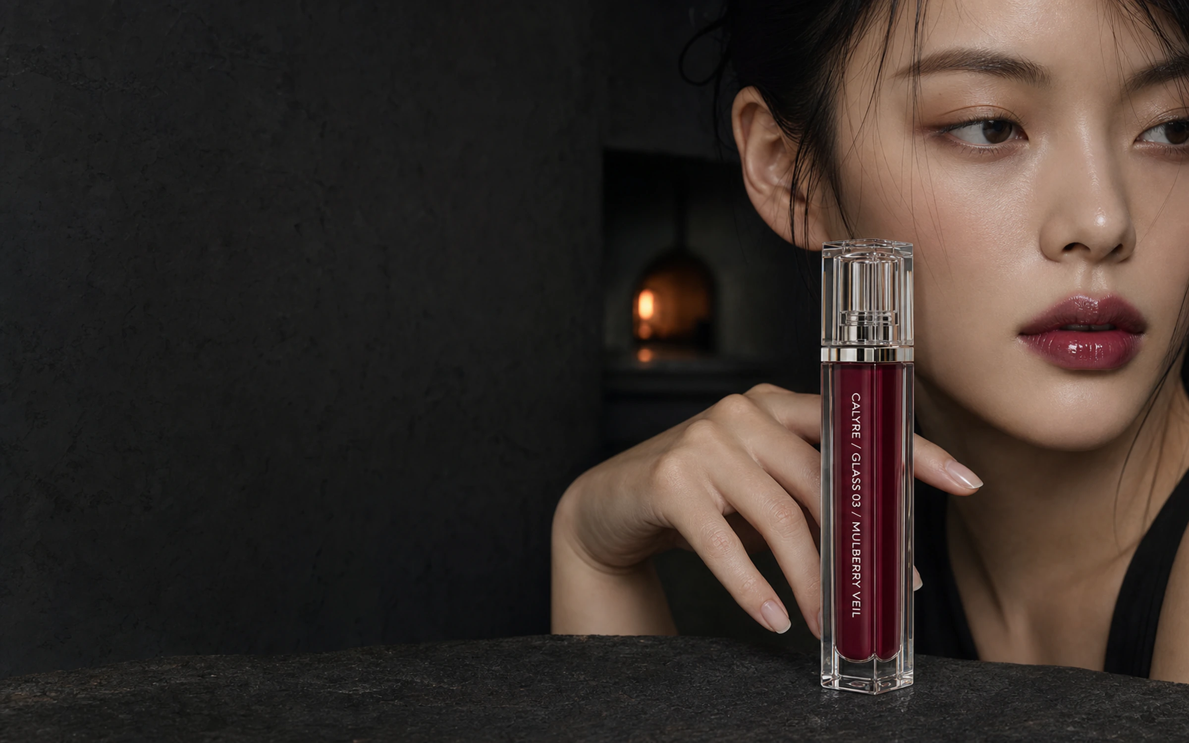 유리 공방 작업대 위 CALYRE GLASS 03와 멀베리 광택의 모델 입술
