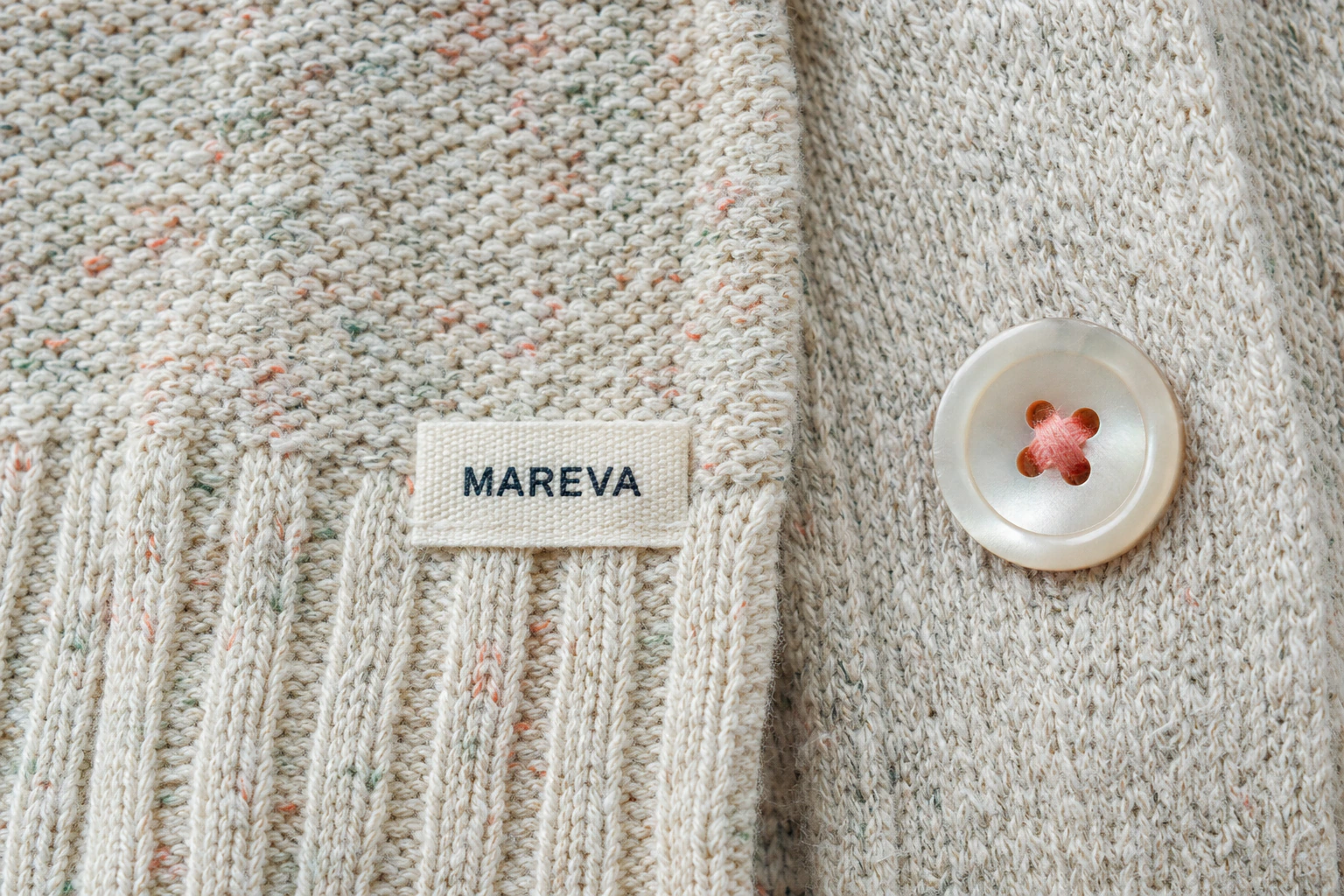 MAREVA 씨글라스 슬럽 니트와 코럴 실로 단 자개 단추 접사