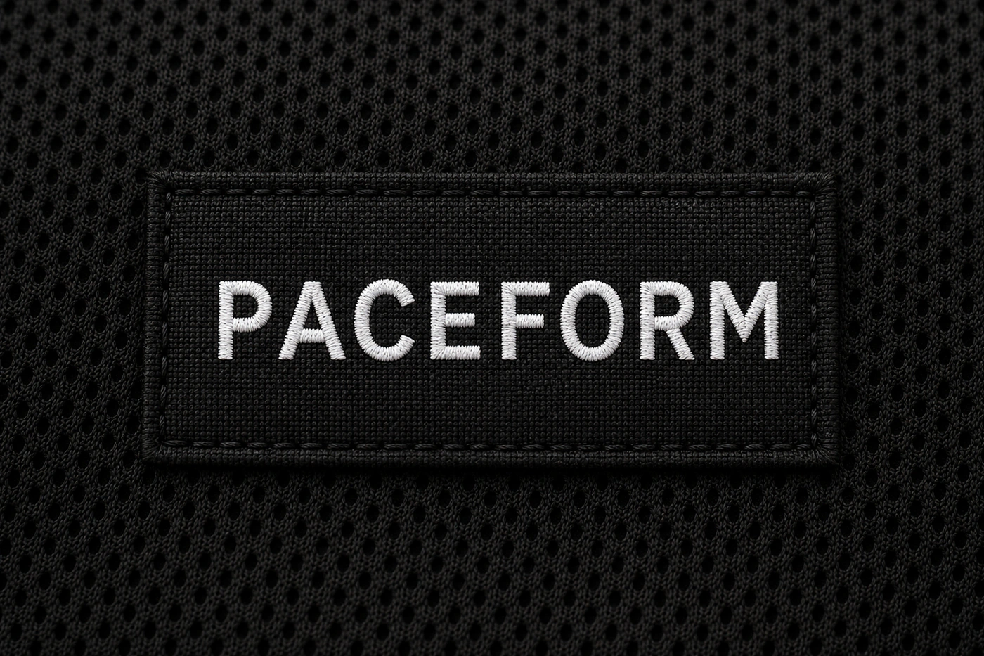 기술 메쉬에 봉제된 PACEFORM 직조 라벨