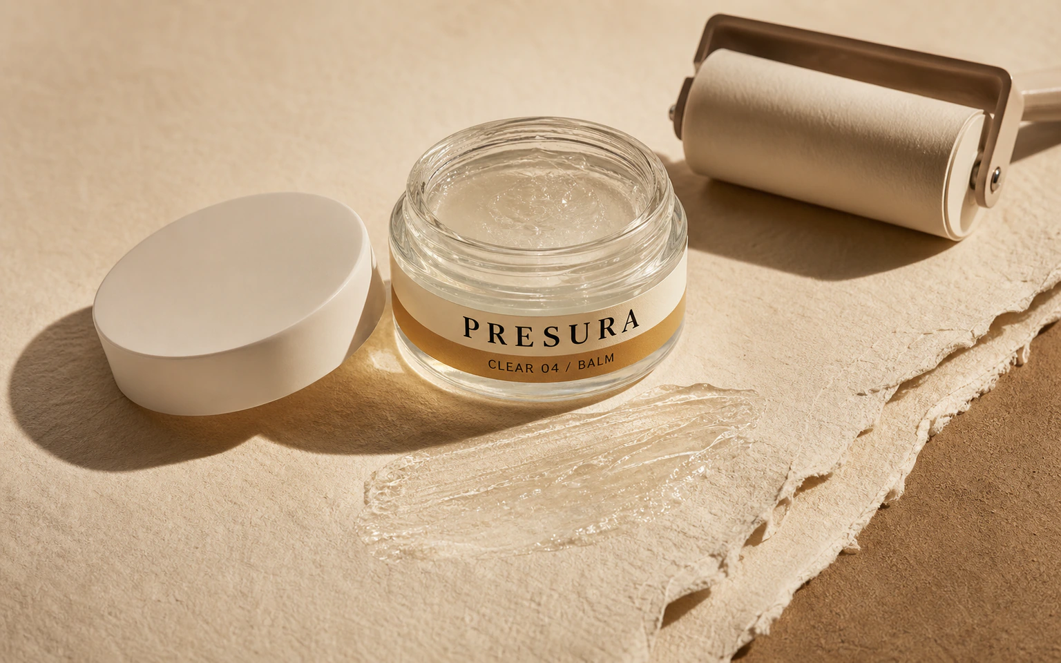 종이와 롤러 옆 투명한 PRESURA CLEAR 04 BALM