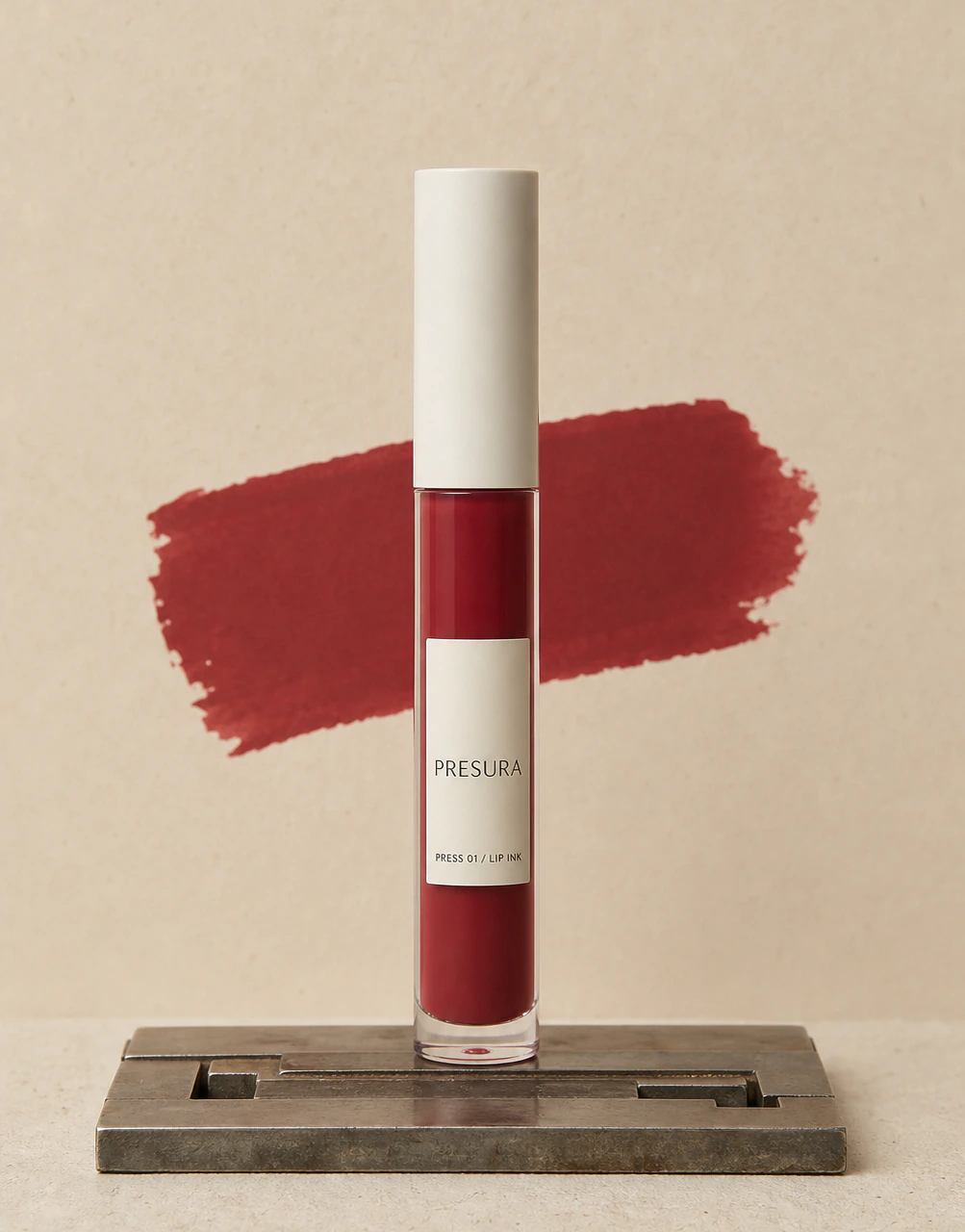 금속 교정판 위에 선 PRESURA PRESS 01 LIP INK