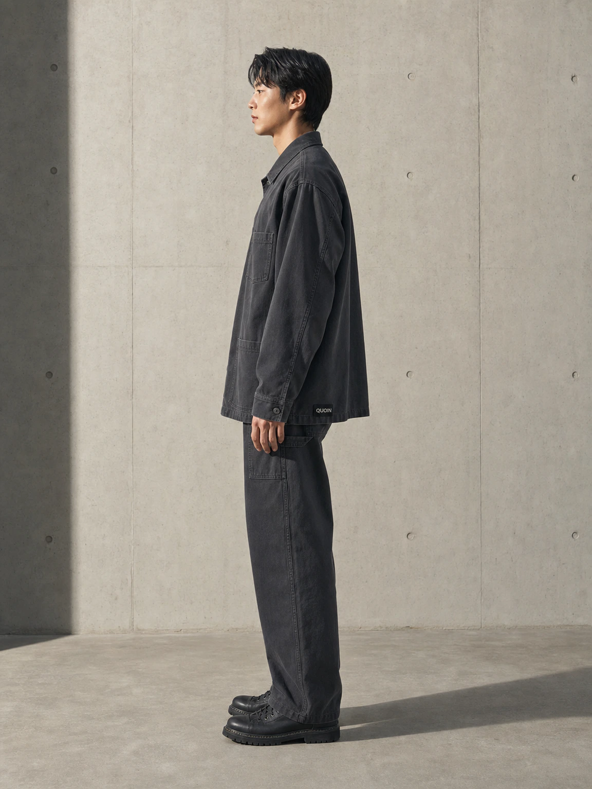 QUOIN Quarry Jacket를 입은 모델의 옆모습 전신
