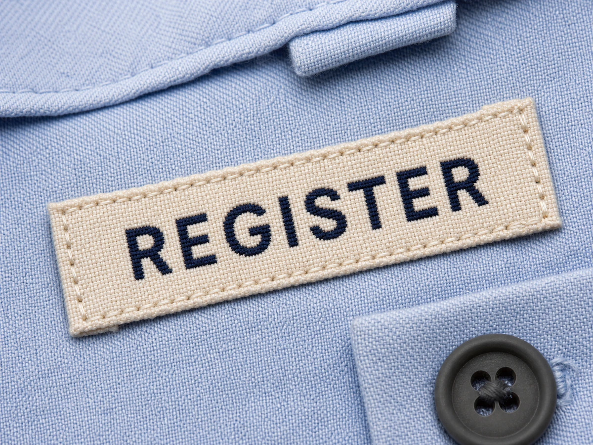 파란 원단에 봉제된 REGISTER 직조 라벨