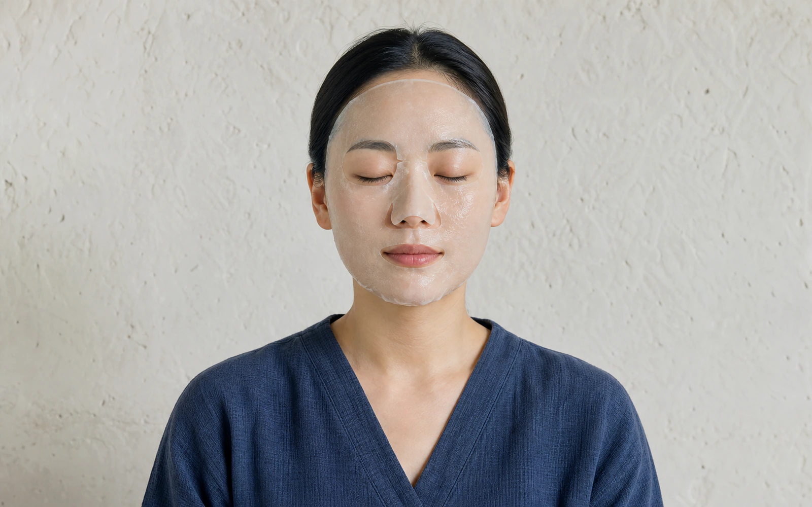 투명 시트 마스크를 얼굴 전체에 밀착한 모델