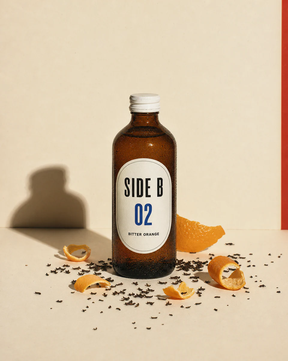 비터 오렌지와 홍차 잎을 곁들인 SIDE B 병