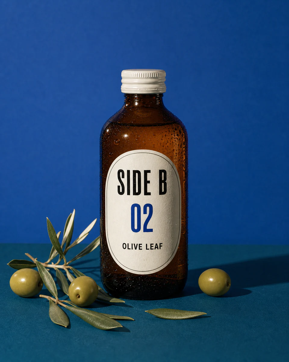 올리브와 잎을 곁들인 SIDE B 병