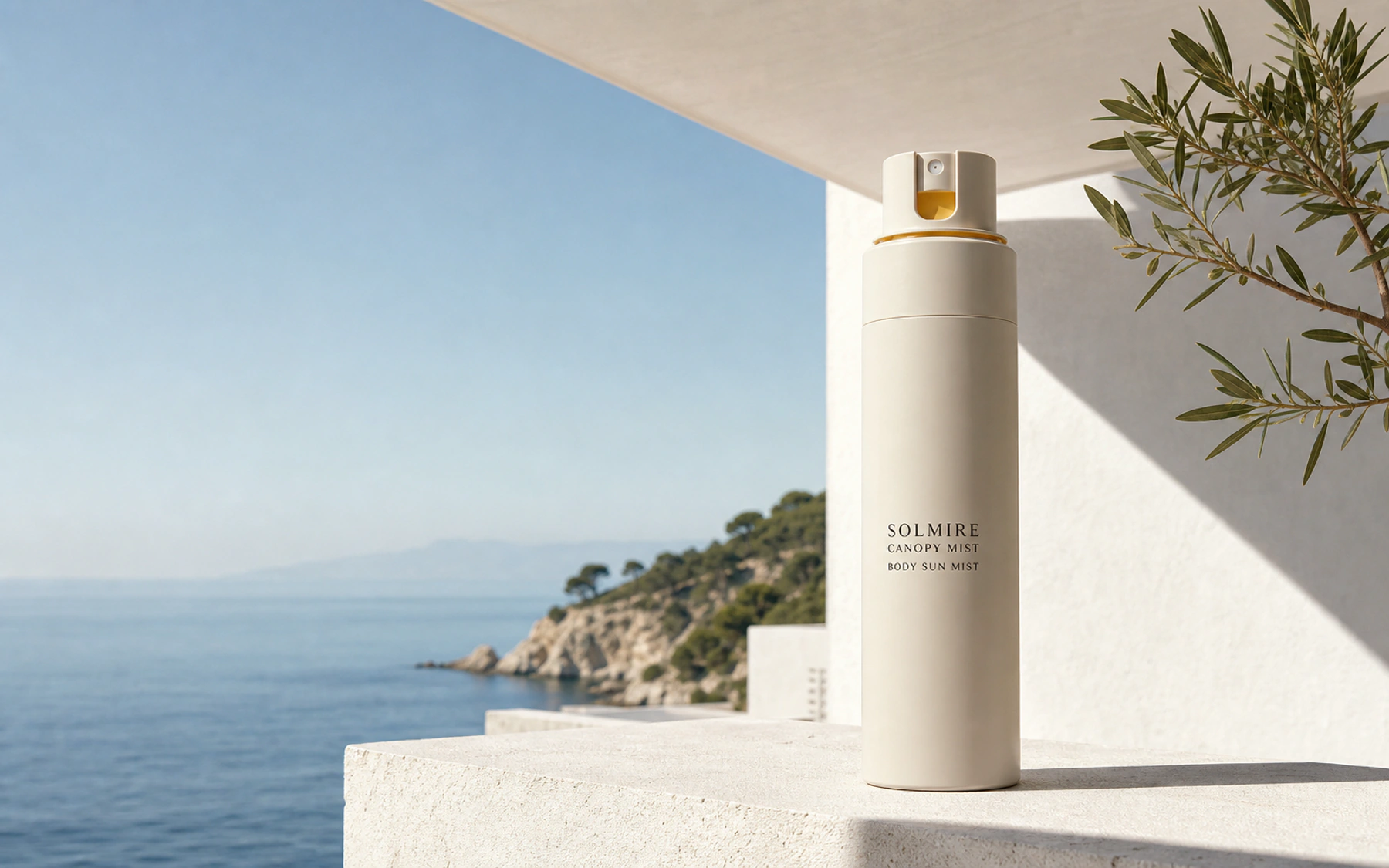 바다가 보이는 흰 테라스에 놓인 SOLMIRE CANOPY MIST