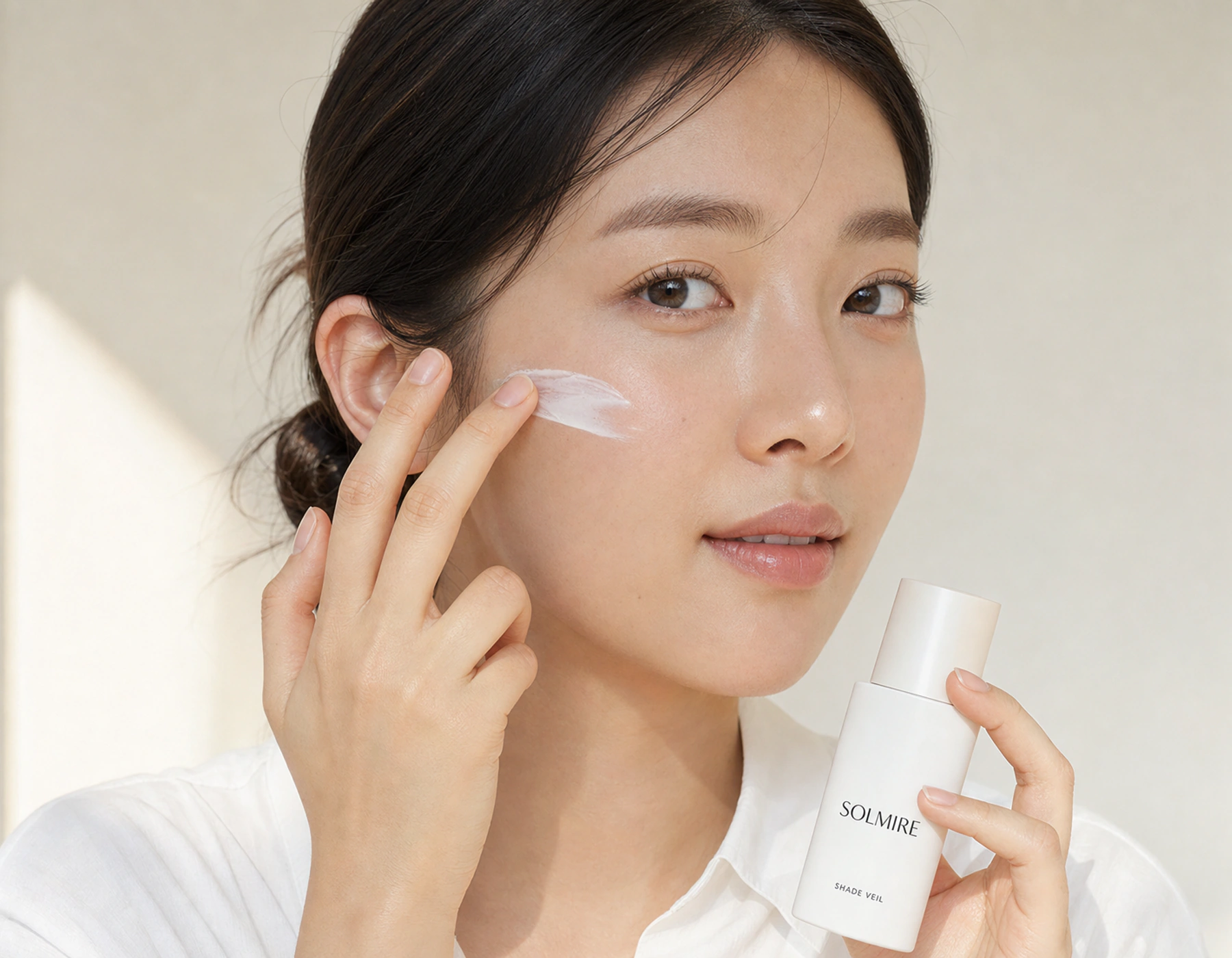 SOLMIRE SHADE VEIL을 볼에 손가락으로 펴 바르는 여성