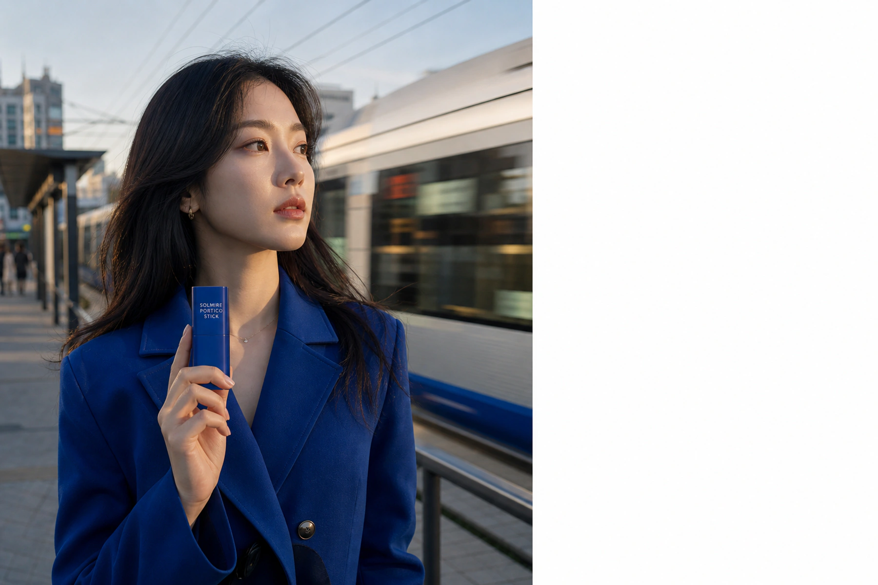 도시 전차 옆에서 작은 SOLMIRE PORTICO STICK을 든 여성