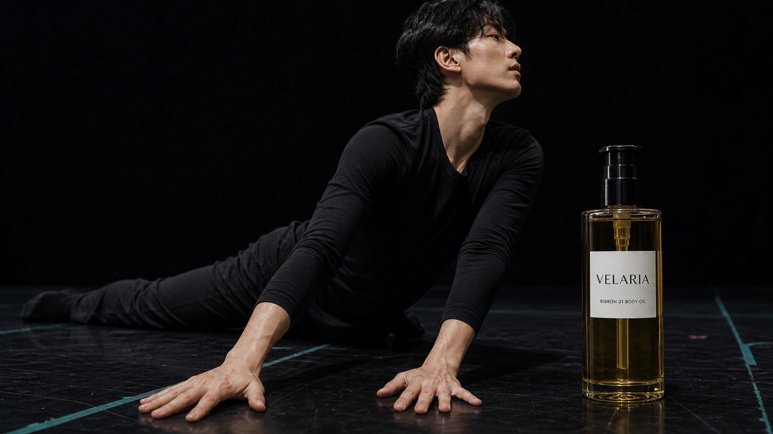 검은 리허설 무대 위 무용수와 VELARIA RIBBON 01 바디 오일