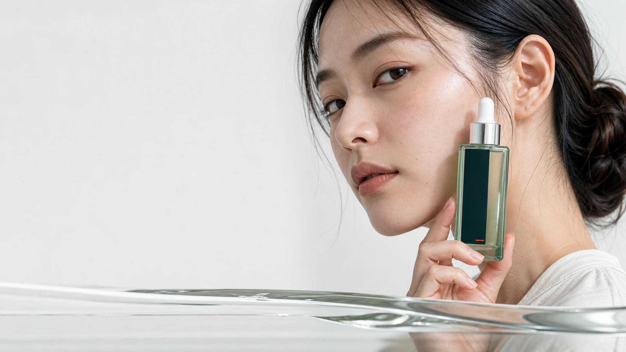 자연스러운 한국인 피부와 VELLUNE DEW FORM SERUM 제품이 함께 있는 캠페인 이미지